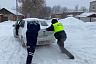 Сотрудники ГИБДД освободили машины саратовцев из снежного плена