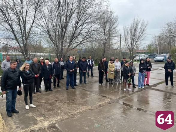 На саратовской школе установили памятную доску участнику СВО