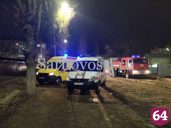 В Саратове пьяный водитель опрокинул иномарку в яму с водой