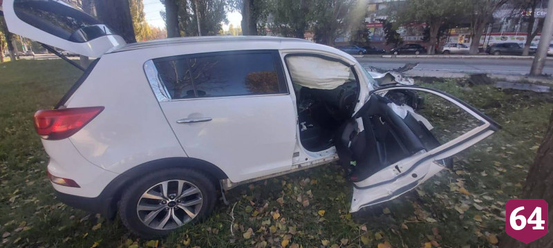 Два человека пострадали в ДТП со столбом в Саратове