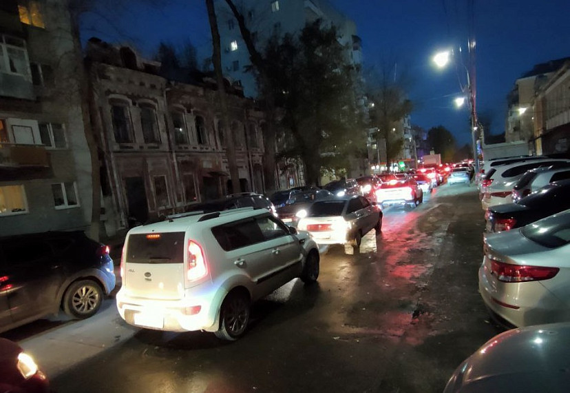 Транспортный коллапс парализовал центр Саратова