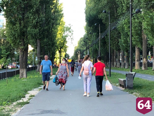 Жители Саратова вышли на воскресную прогулку без масок