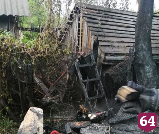 На улице Универсальной горели сараи