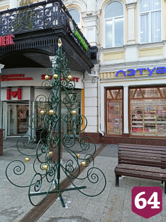 Саратов начали украшать новогодними елками