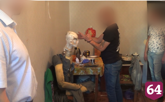 В Саратове женщина умерла на стуле после побоев гражданского супруга