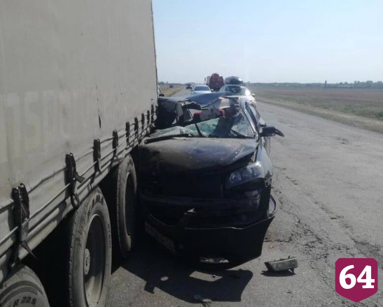 Водитель и пассажир легковушки покалечились в ДТП с фурой