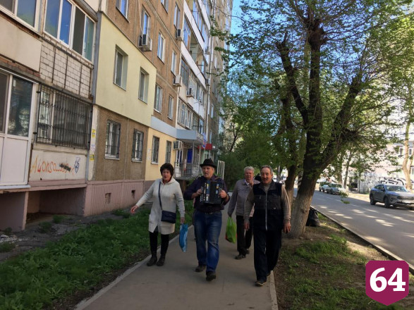 Жители под гармошку и народные песни провели субботник