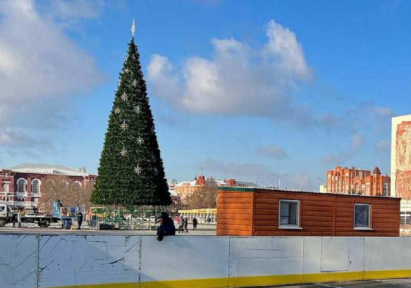 В Саратове откроют главную новогоднюю елку и дом Деда Мороза 