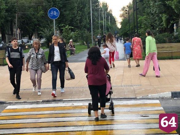 Жители Саратова после дождя вышли гулять без масок