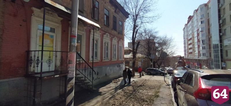 В центре Саратова пешеходам угрожает обрушение аварийного дома