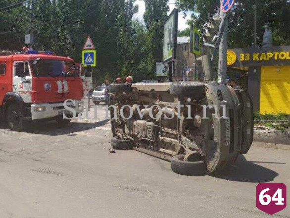 В центре Саратова опрокинулась иномарка с двумя детьми