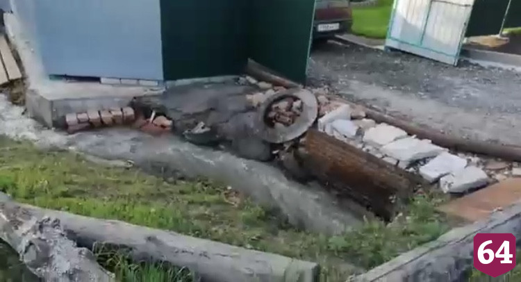 Жители поселка под Саратовом пожаловались на зловонную воду на улицах 
