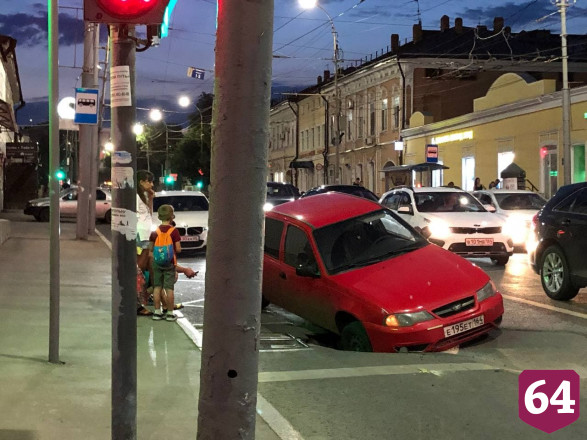 В центре Саратова семья на иномарке провалилась в яму 