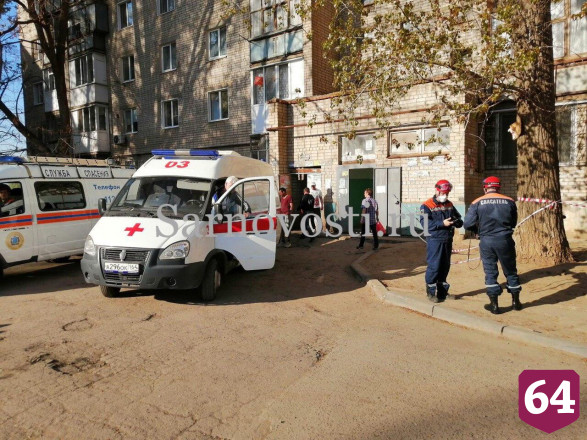 В Энгельсе рабочий сорвался с крыши 5-этажного дома и выжил