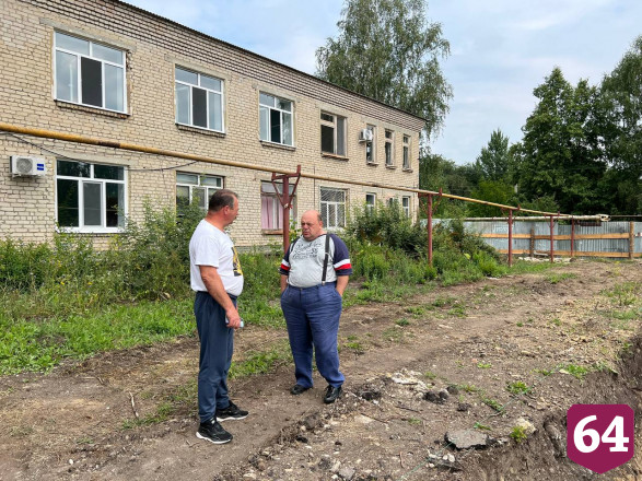 Саратовский министр проверил стройку и собрал ведро грибов