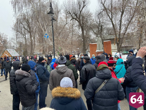 Участники незаконной акции в Саратове обматерили полицейских
