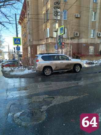 В Саратове автохам на внедорожнике запарковался на пешеходном переходе