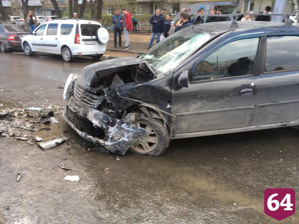 В центре Саратова столкнулись 4 автомобиля