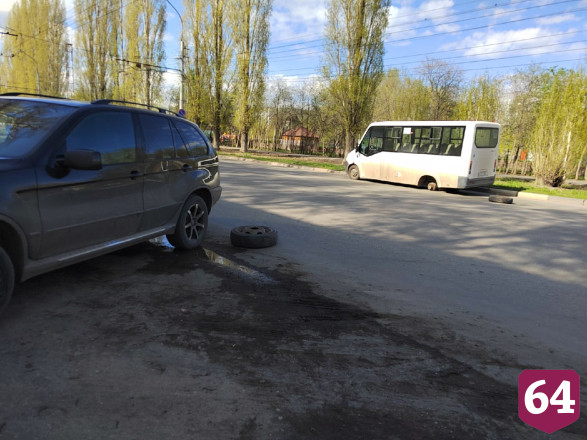 Под Саратовом оторвавшееся у маршрутки колесо влетело в BMW