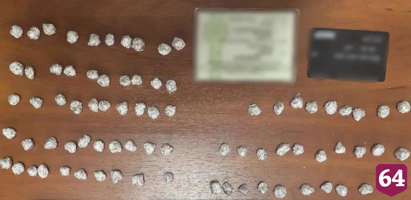 В Саратове у закладчицы изъяли 79 свертков с наркотиком