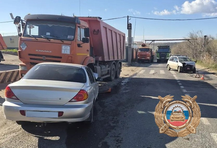 Женщина пострадала в тройной аварии с грузовиком в Саратове