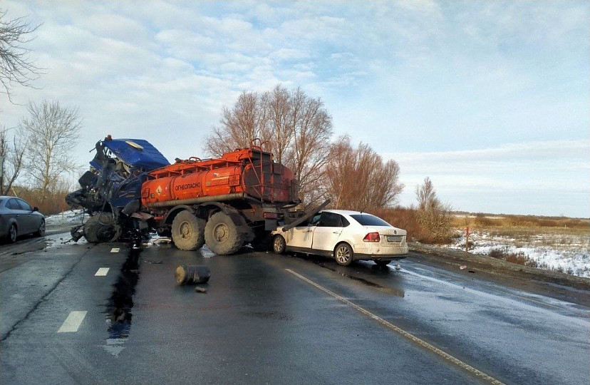 В аварии с грузовиками и легковым автомобилем погибли 2 человека