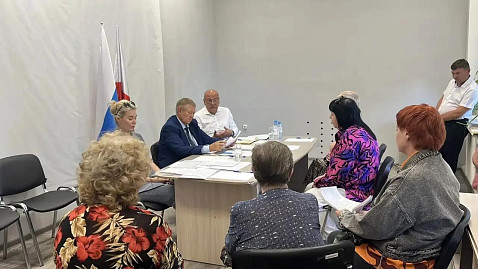 Саратовский депутат Госдумы более 5 часов принимал граждан по проблемам ЖКХ