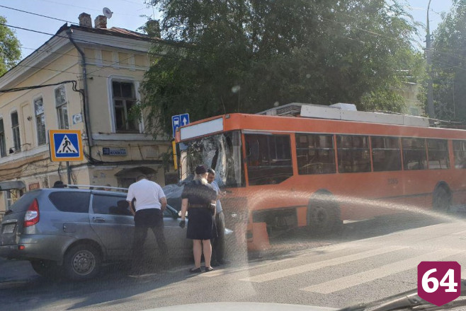 В Саратове осудят забросившего женщину в троллейбус водителя «Приоры»