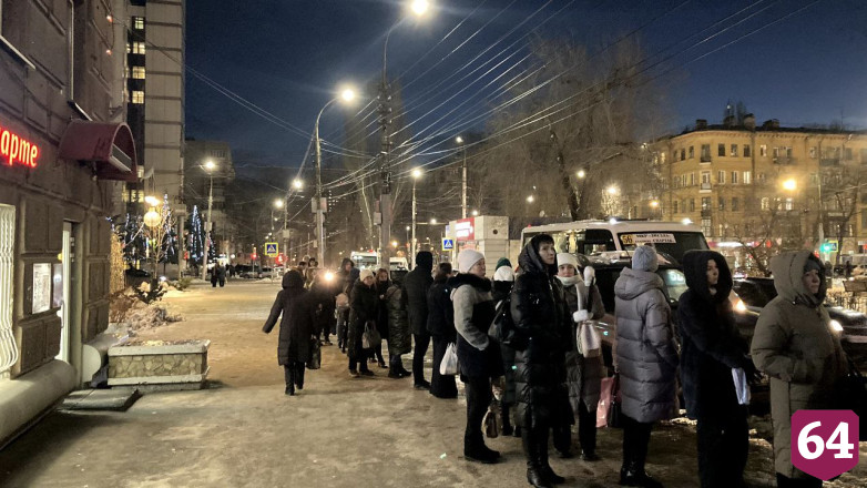 Чиновники вместе с саратовцами постояли в очереди на маршрутку 