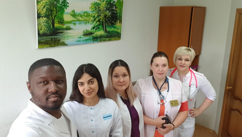 В Саратове врачу из Африки благодарные пациенты слагают стихи 