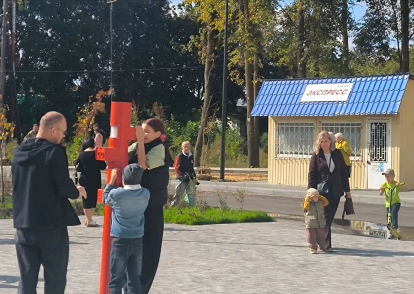 Пассажиров вокзала встречают стереоскопы с историческими фото
