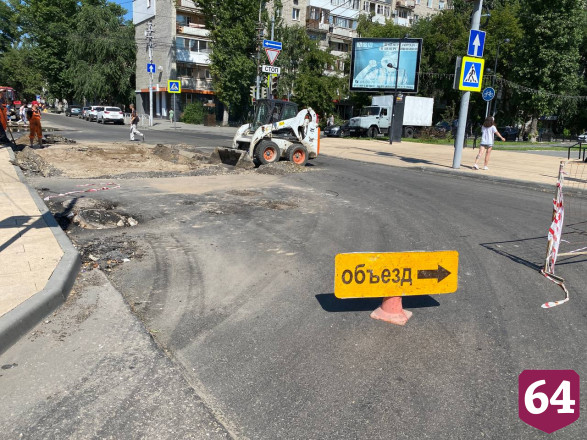 Автомобилисты едут по тротуару из-за коллапса в центре Саратова