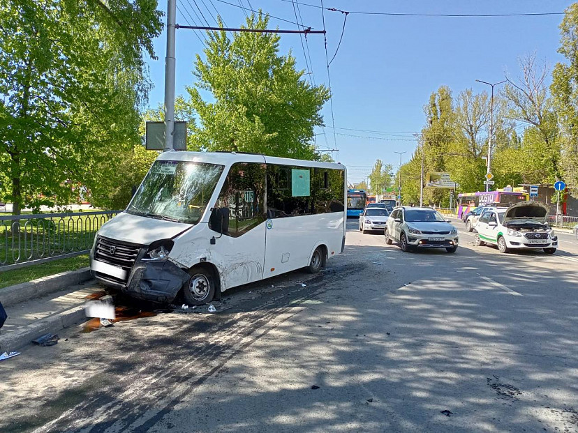 Две женщины пострадали в массовом ДТП с маршруткой в Саратове