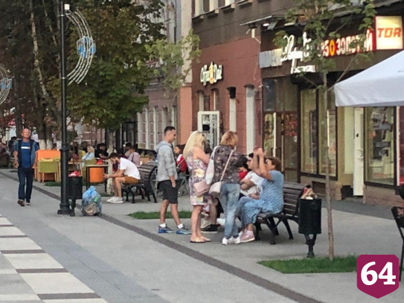 Жители Саратова без масок заполонили проспект Кирова