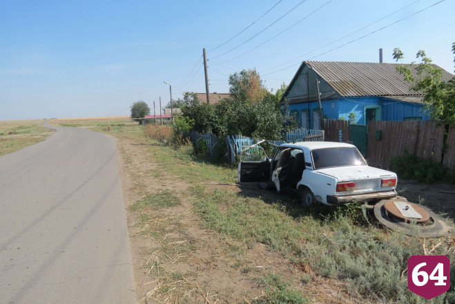 Саратовец врезался в забор на угнанных «Жигулях»