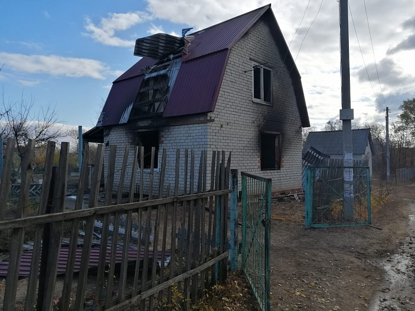 В горящей даче под Саратовом погиб мужчина