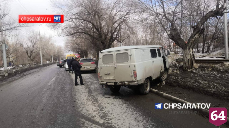 В аварии с «буханкой» в Саратове покалечилась женщина