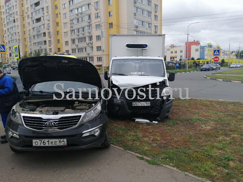 Грузовик протаранил иномарку автоледи в Солнечном-2