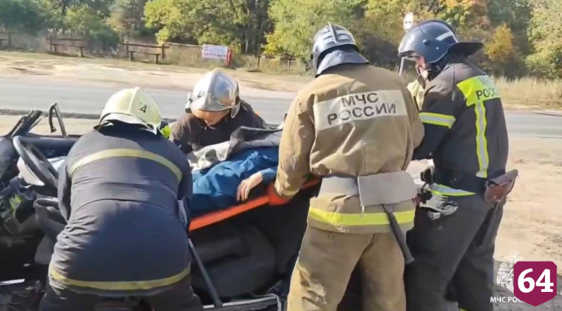 В Саратове пожарные разрезали крышу «Жигулей» для спасения пострадавших в ДТП