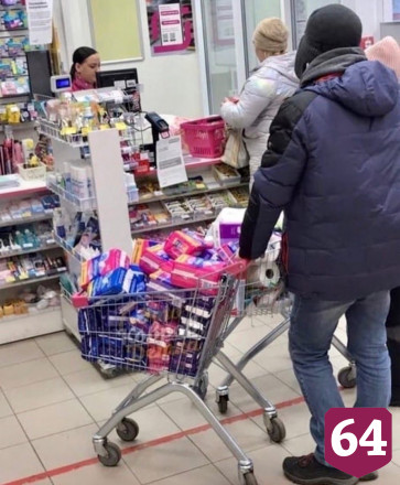 Жителей Саратова насмешил мужчина с тележкой прокладок