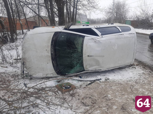 В Саратове опрокинувшаяся легковушка остановила движение в Солнечный 