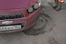 Припаркованный Chevrolet мешает ремонту трубопровода в Саратове
