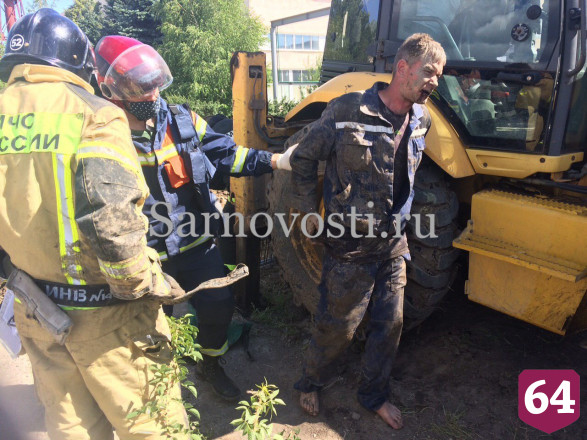 В Саратове рабочего завалило землей в траншее