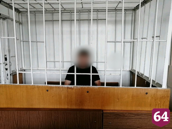 Под Саратовом таксист завез 17-летнюю девушку в лес и надругался