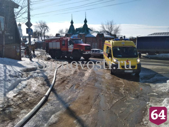 В Саратове пожарные тушили полыхающий частный дом