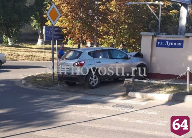 Водитель иномарки врезался в ограждение бюджетного учреждения в Саратове