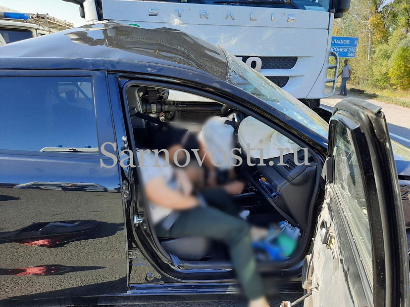 В ДТП с фурой под Саратовом погибли мужчина и женщина