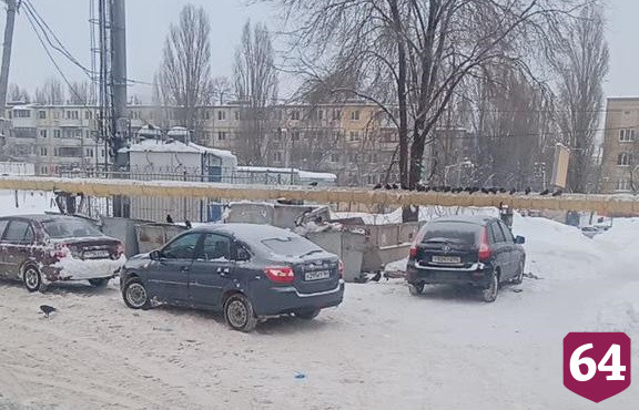 В Саратове расчищают подъезды к контейнерным площадкам