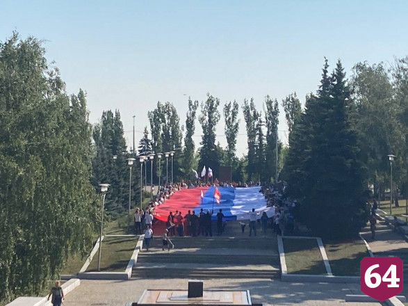 В Саратове развернули 810-метровый флаг России