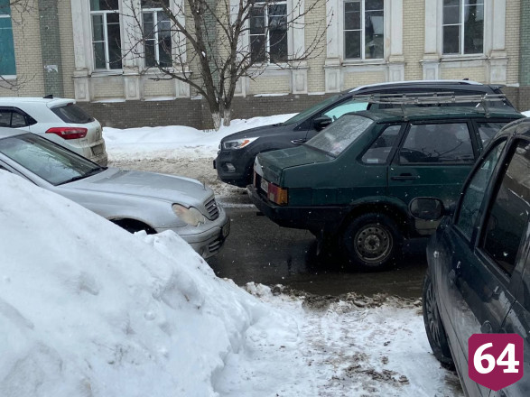 В центре Саратова водители не поделили дорогу и заблокировали движение 